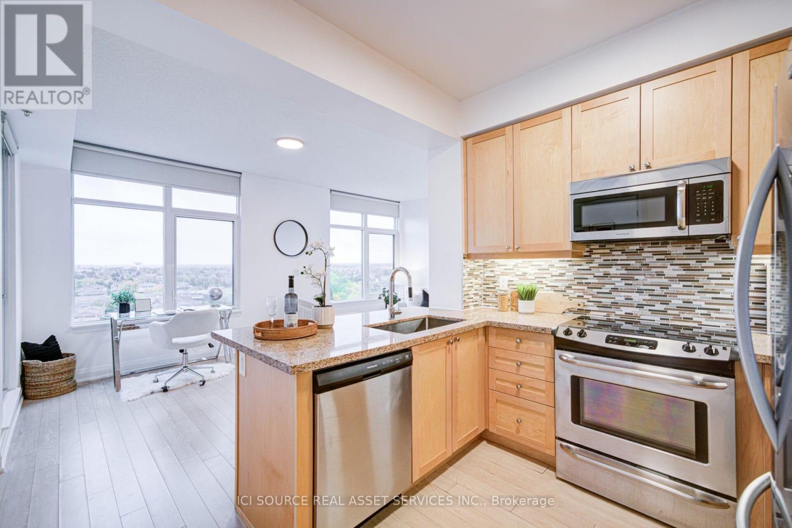 919 - 12 Woodstream Boulevard, Vaughan, ON - Indoor Photo Showing Kitchen With Stainless Steel Kitchen With Upgraded Kitchen