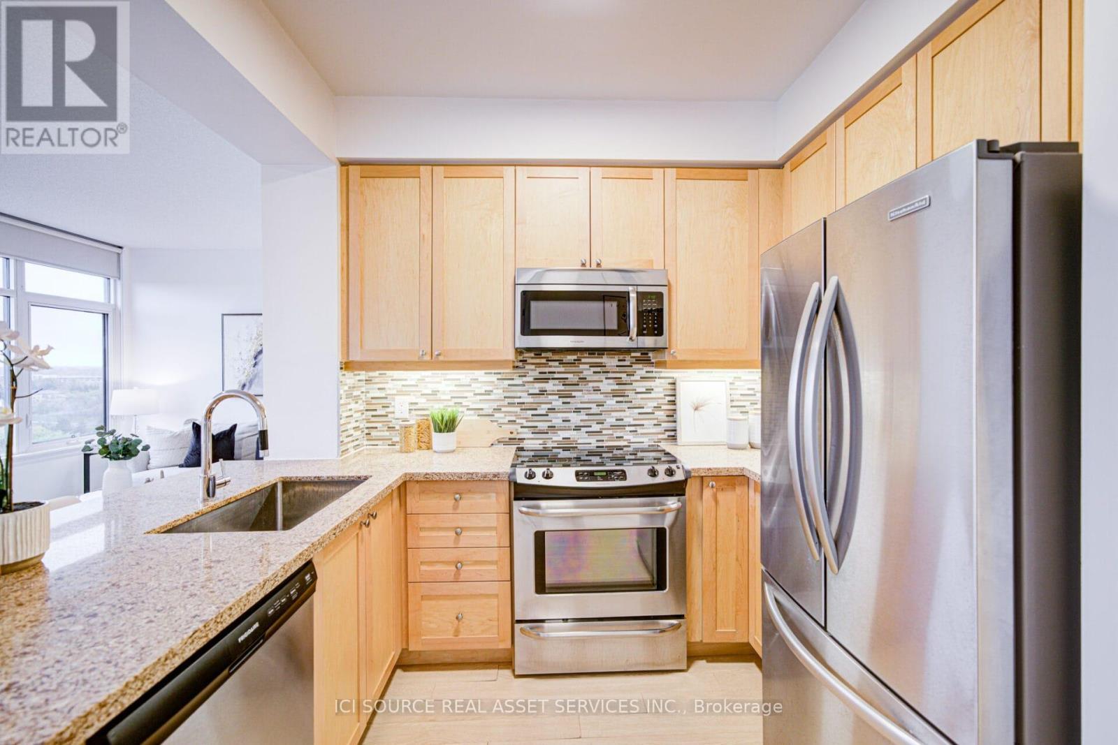 919 - 12 Woodstream Boulevard, Vaughan, ON - Indoor Photo Showing Kitchen With Stainless Steel Kitchen With Upgraded Kitchen