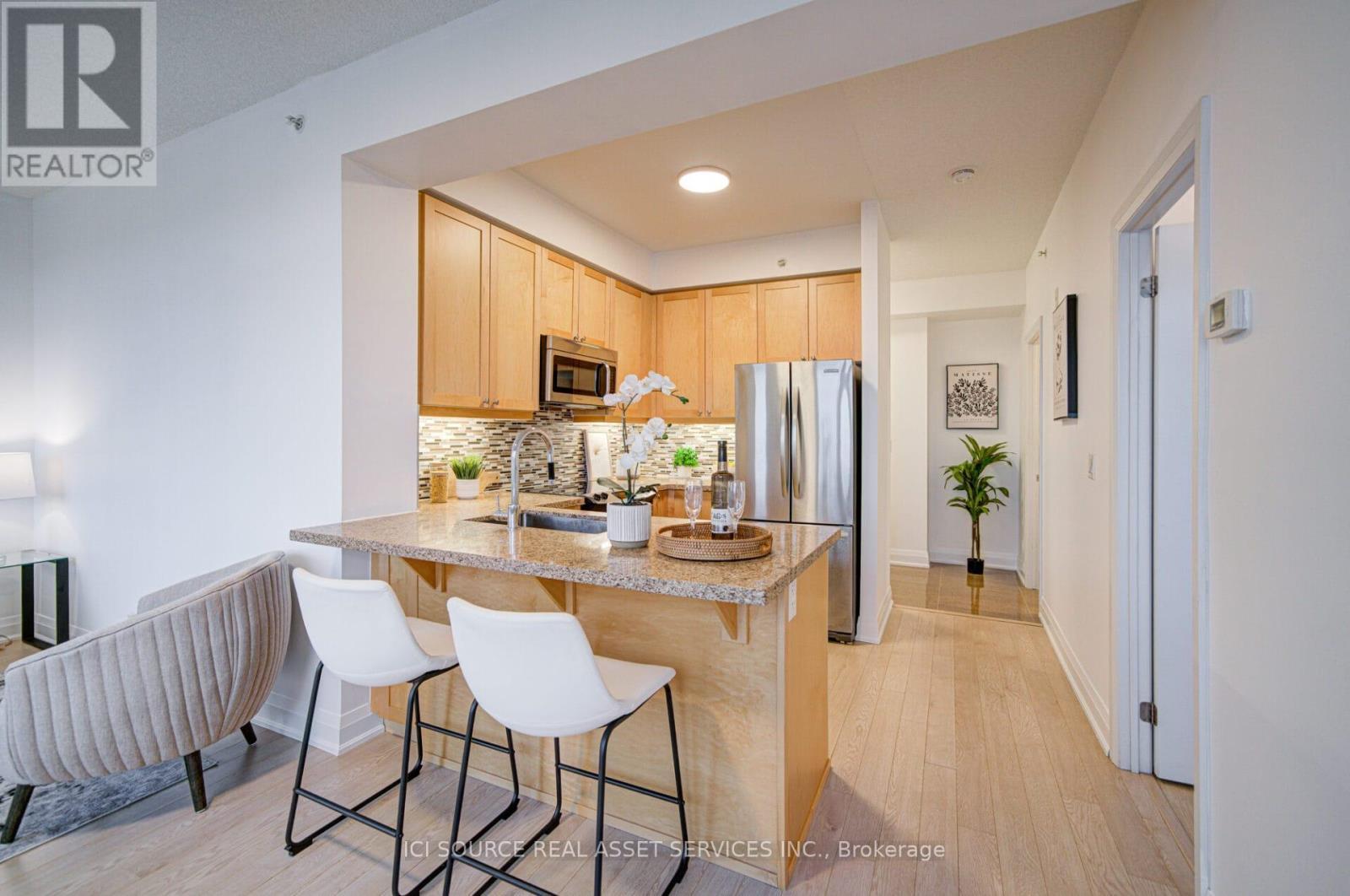 919 - 12 Woodstream Boulevard, Vaughan, ON - Indoor Photo Showing Kitchen With Stainless Steel Kitchen