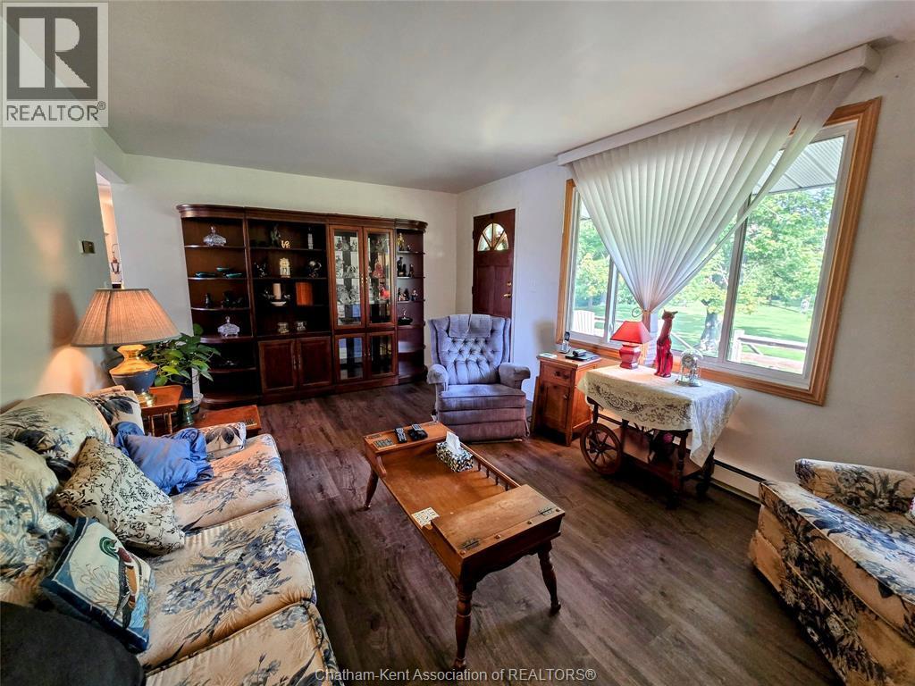 7098 Eighth Line, Raleigh Township, ON - Indoor Photo Showing Living Room
