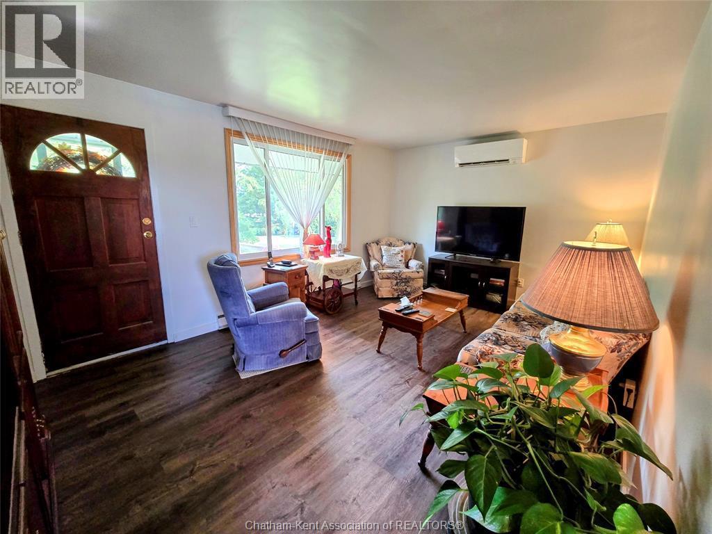 7098 Eighth Line, Raleigh Township, ON - Indoor Photo Showing Living Room
