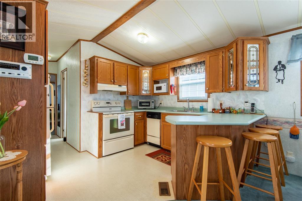 5700 Blackwell Sideroad Unit# 271, Sarnia, ON - Indoor Photo Showing Kitchen