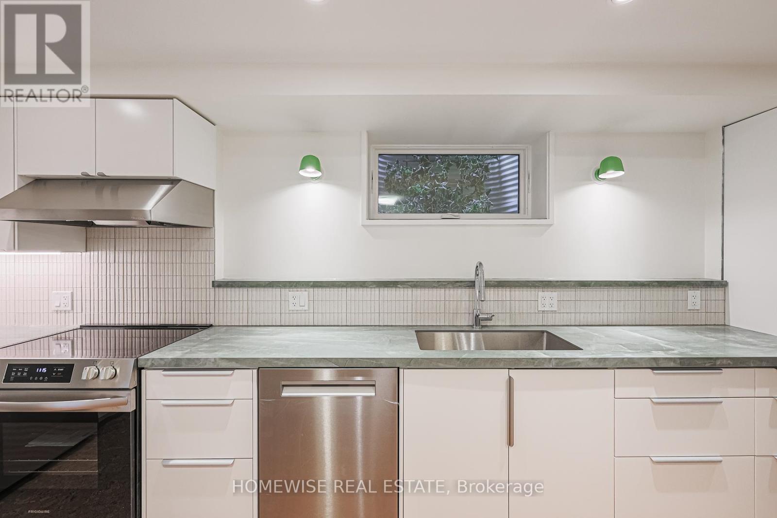 83 Clinton Street, Toronto, ON - Indoor Photo Showing Kitchen