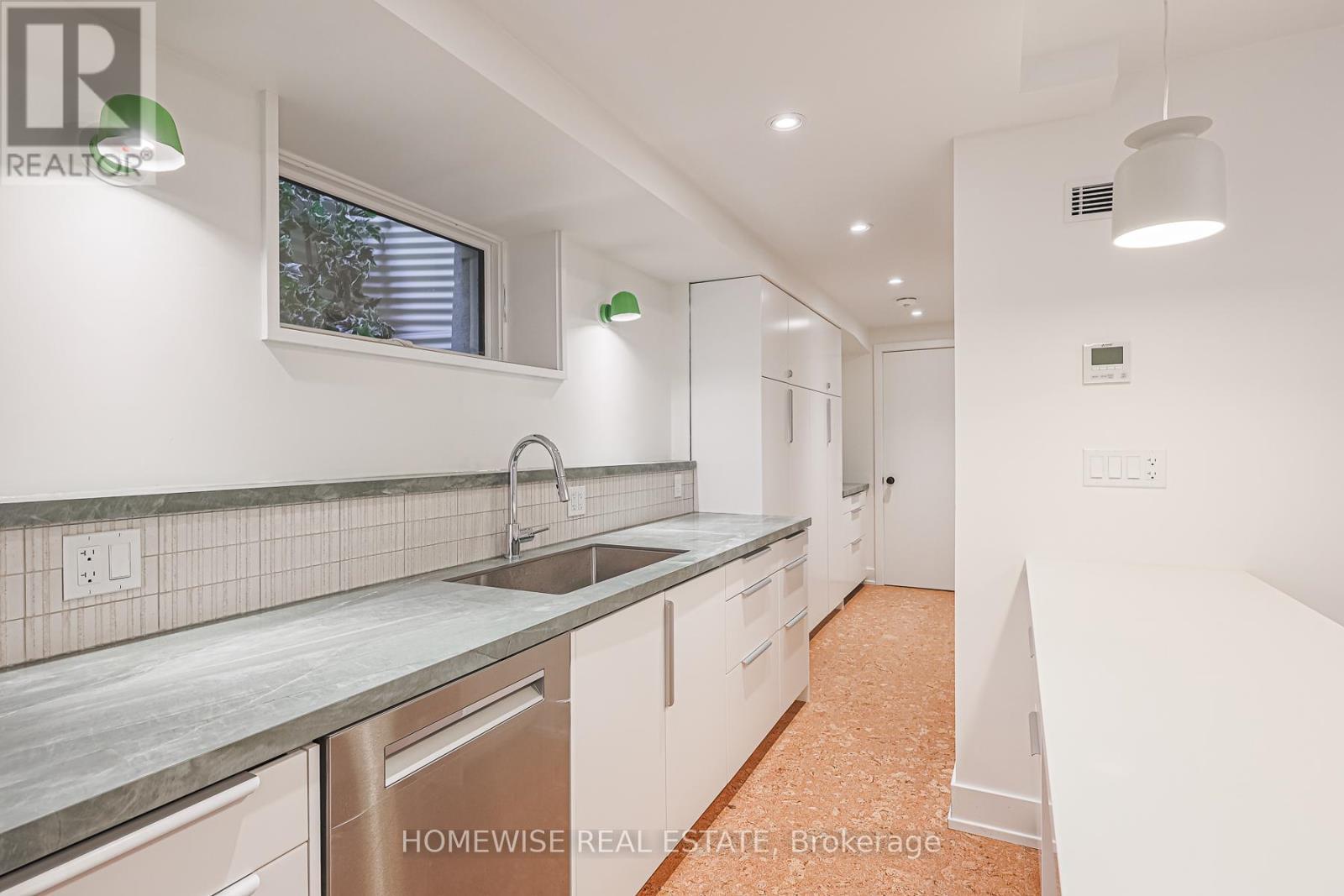 83 Clinton Street, Toronto, ON - Indoor Photo Showing Kitchen With Upgraded Kitchen