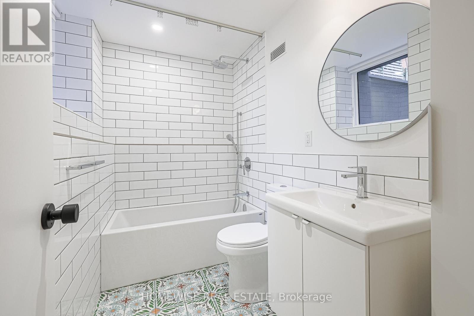 83 Clinton Street, Toronto, ON - Indoor Photo Showing Bathroom