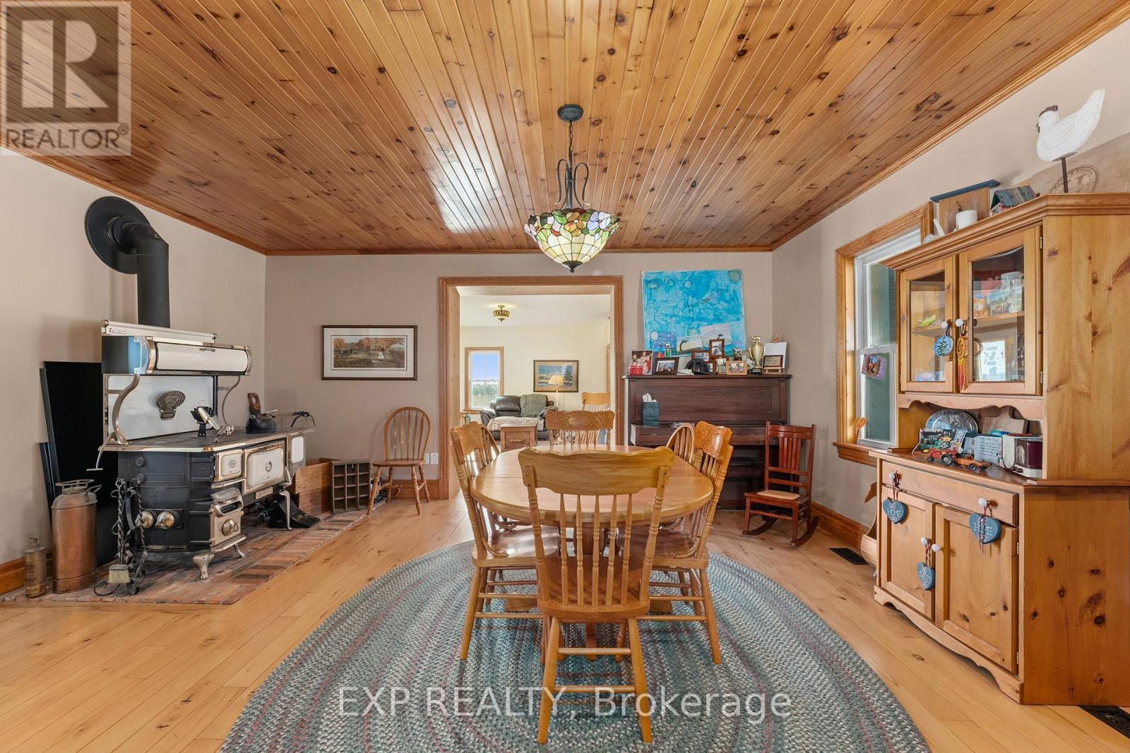 Bright & Cheerful Kitchen - 8923 Morning Glory Road, Georgina, ON
