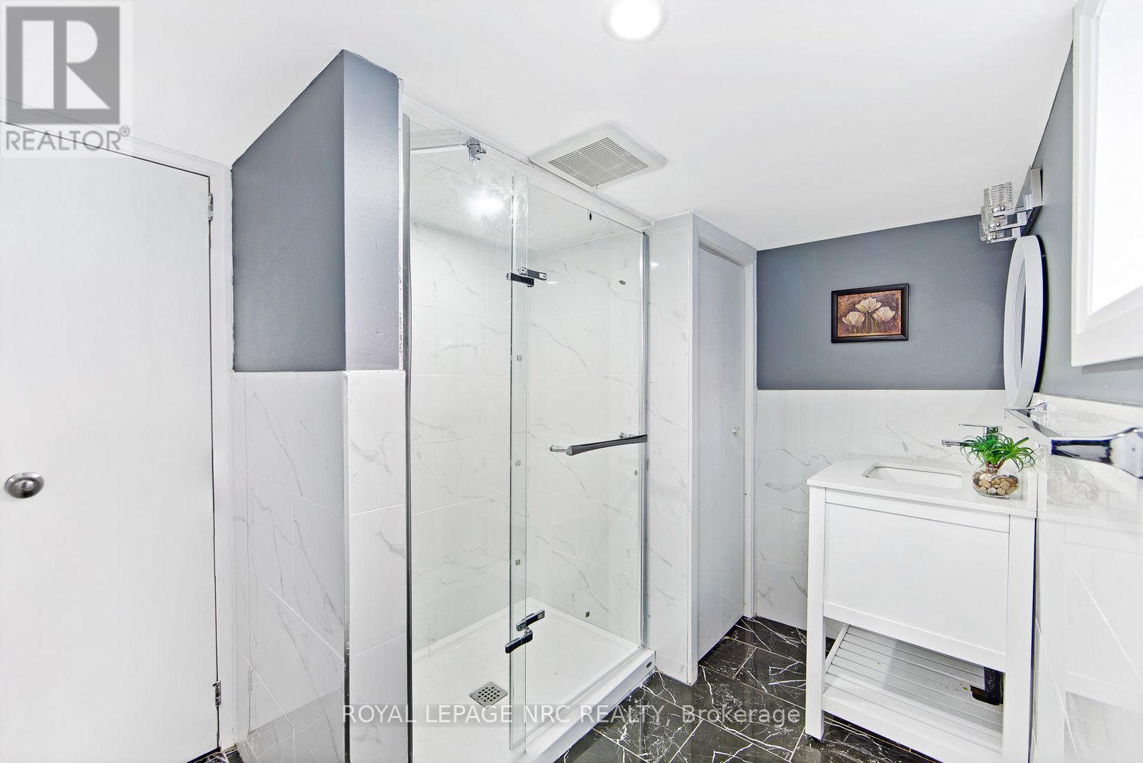 4434 Second Avenue, Niagara Falls (Downtown), ON - Indoor Photo Showing Bathroom