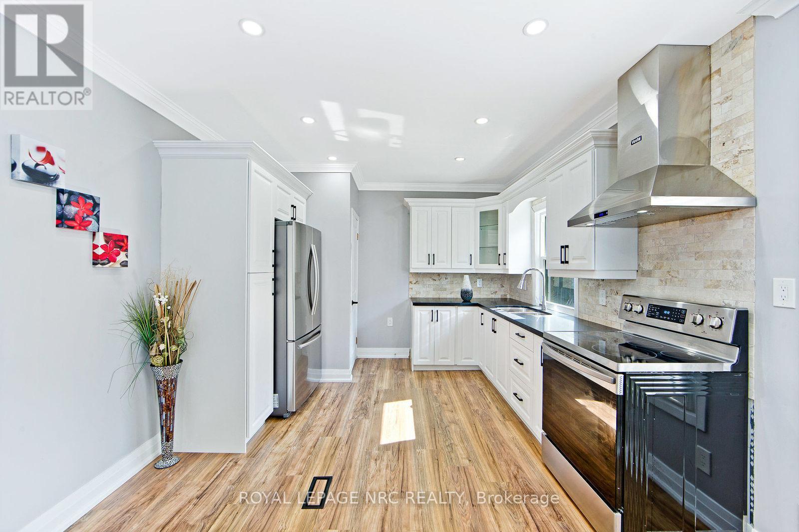 4434 Second Avenue, Niagara Falls (Downtown), ON - Indoor Photo Showing Kitchen