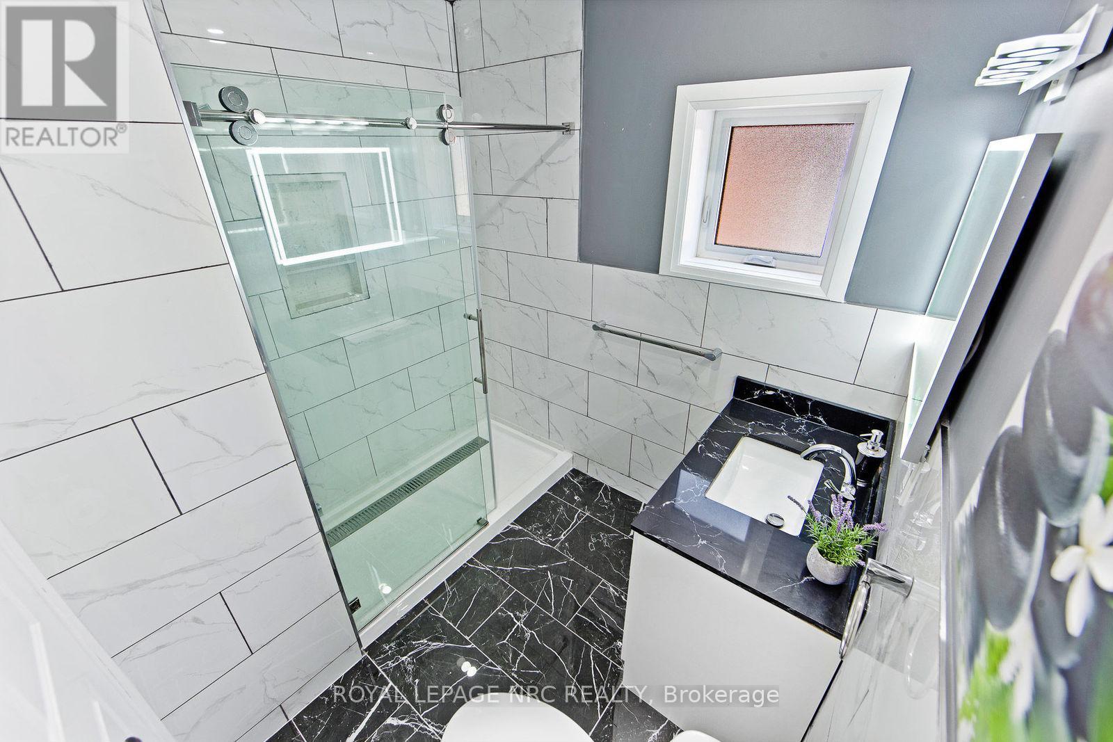 4434 Second Avenue, Niagara Falls (Downtown), ON - Indoor Photo Showing Bathroom