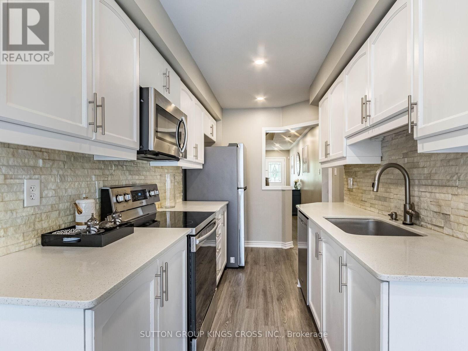 12 - 6399 Spinnaker Circle, Mississauga, ON - Indoor Photo Showing Kitchen With Upgraded Kitchen