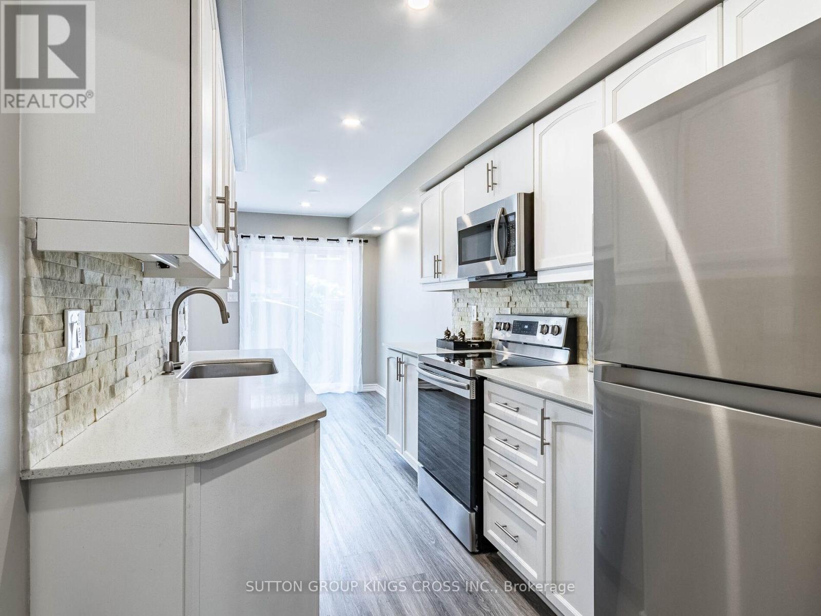 12 - 6399 Spinnaker Circle, Mississauga, ON - Indoor Photo Showing Kitchen With Upgraded Kitchen