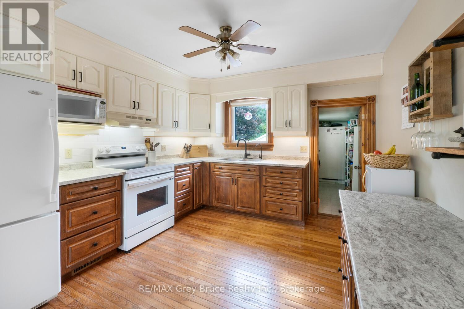 13 King Street, Brockton, ON - Indoor Photo Showing Kitchen