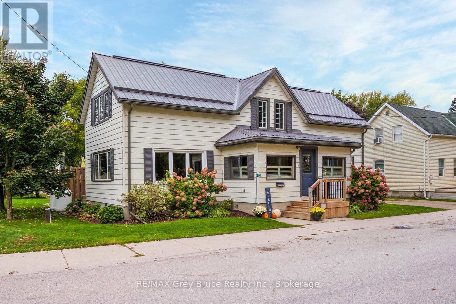 13 King Street, Brockton, ON - Outdoor With Facade