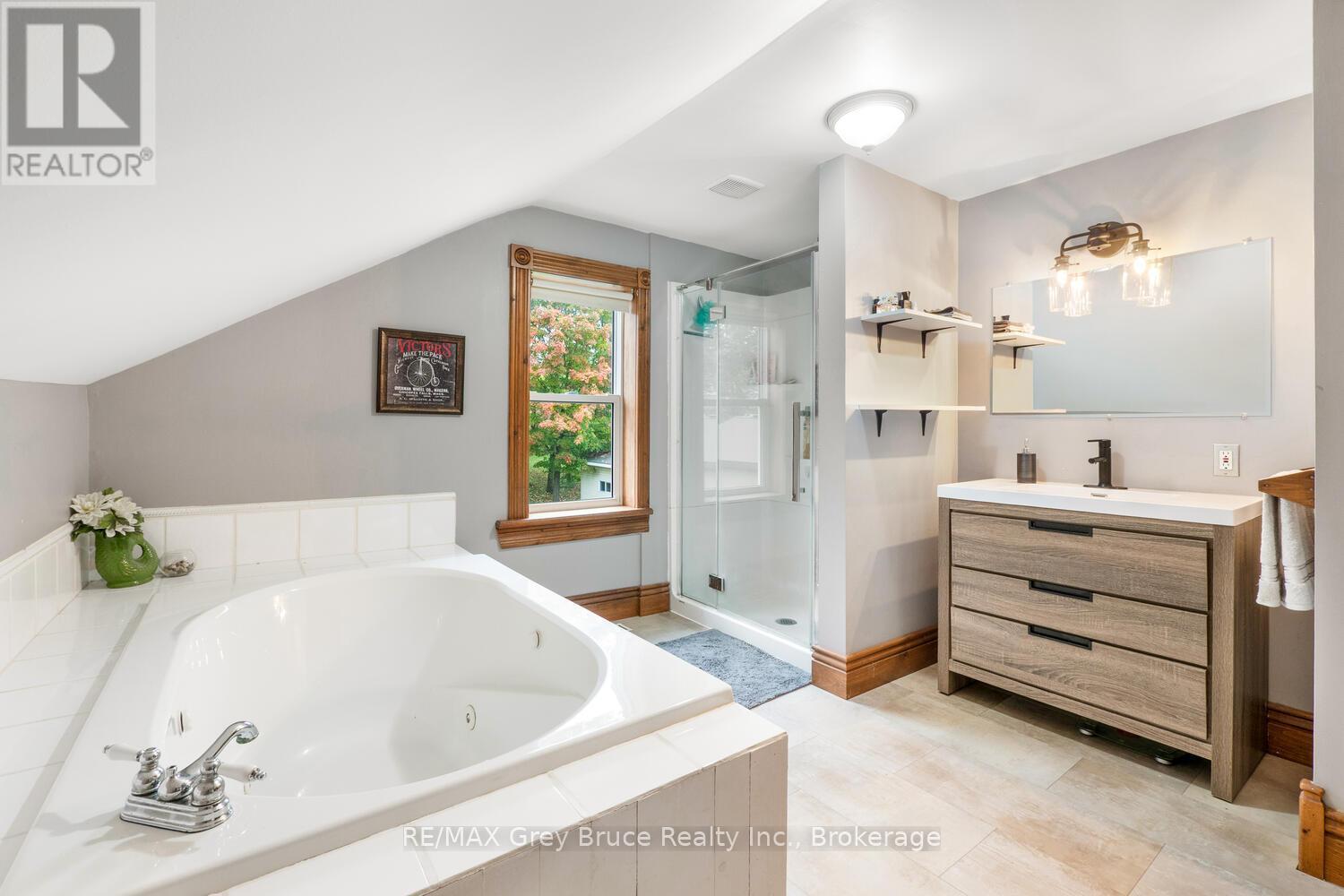 13 King Street, Brockton, ON - Indoor Photo Showing Bathroom