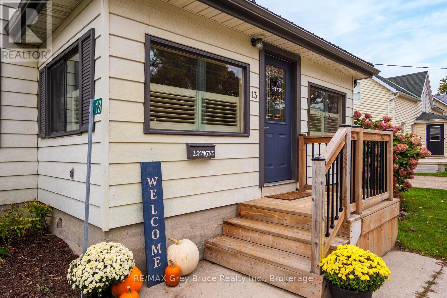 13 King Street, Brockton, ON - Outdoor