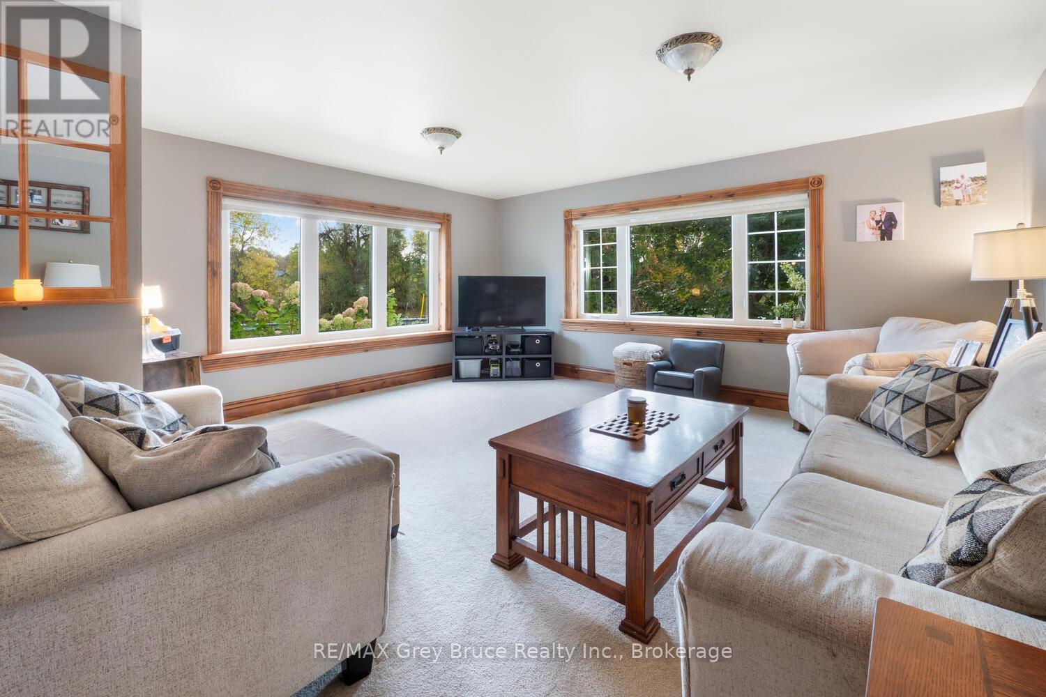 13 King Street, Brockton, ON - Indoor Photo Showing Living Room
