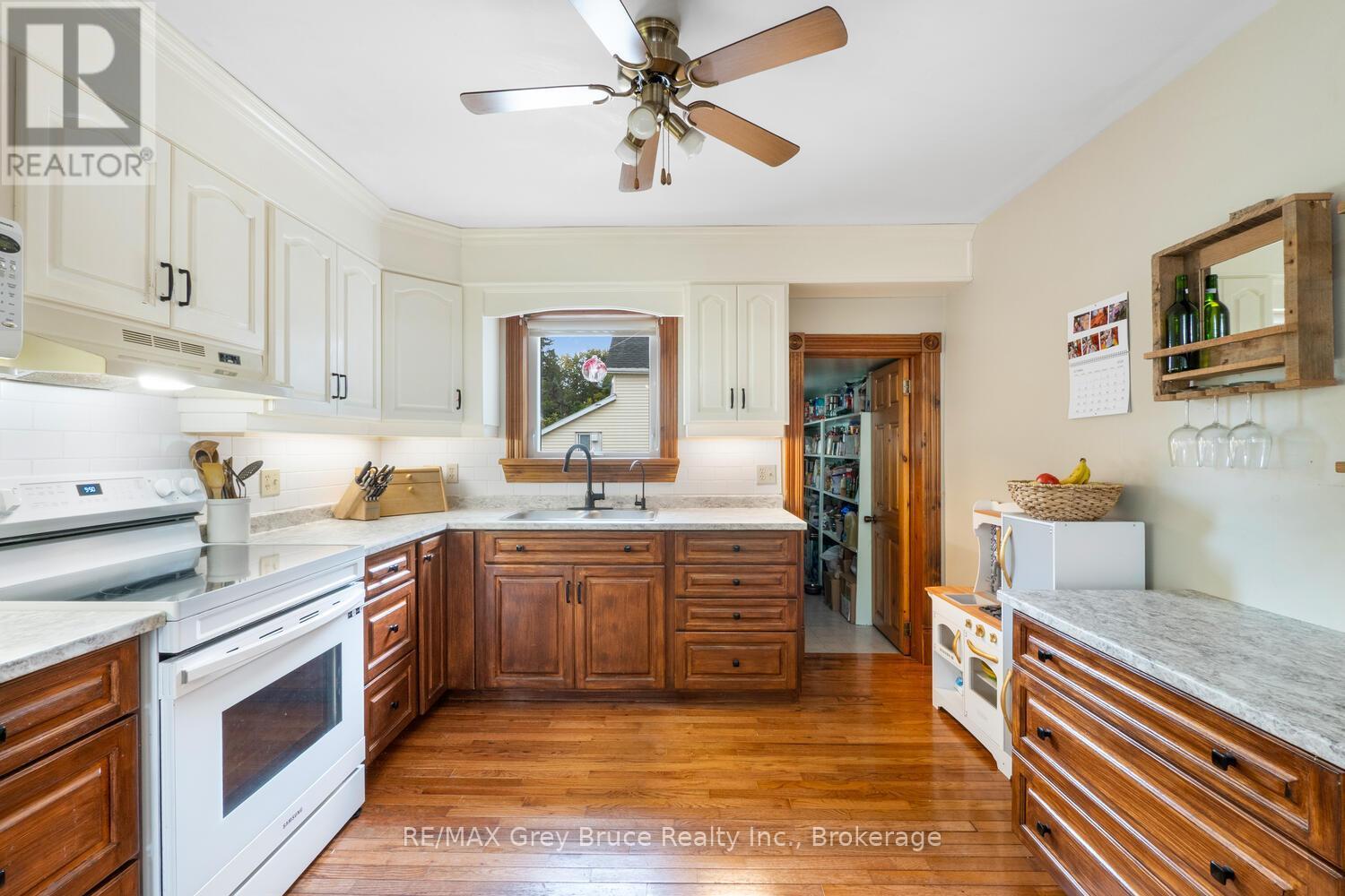 13 King Street, Brockton, ON - Indoor Photo Showing Kitchen
