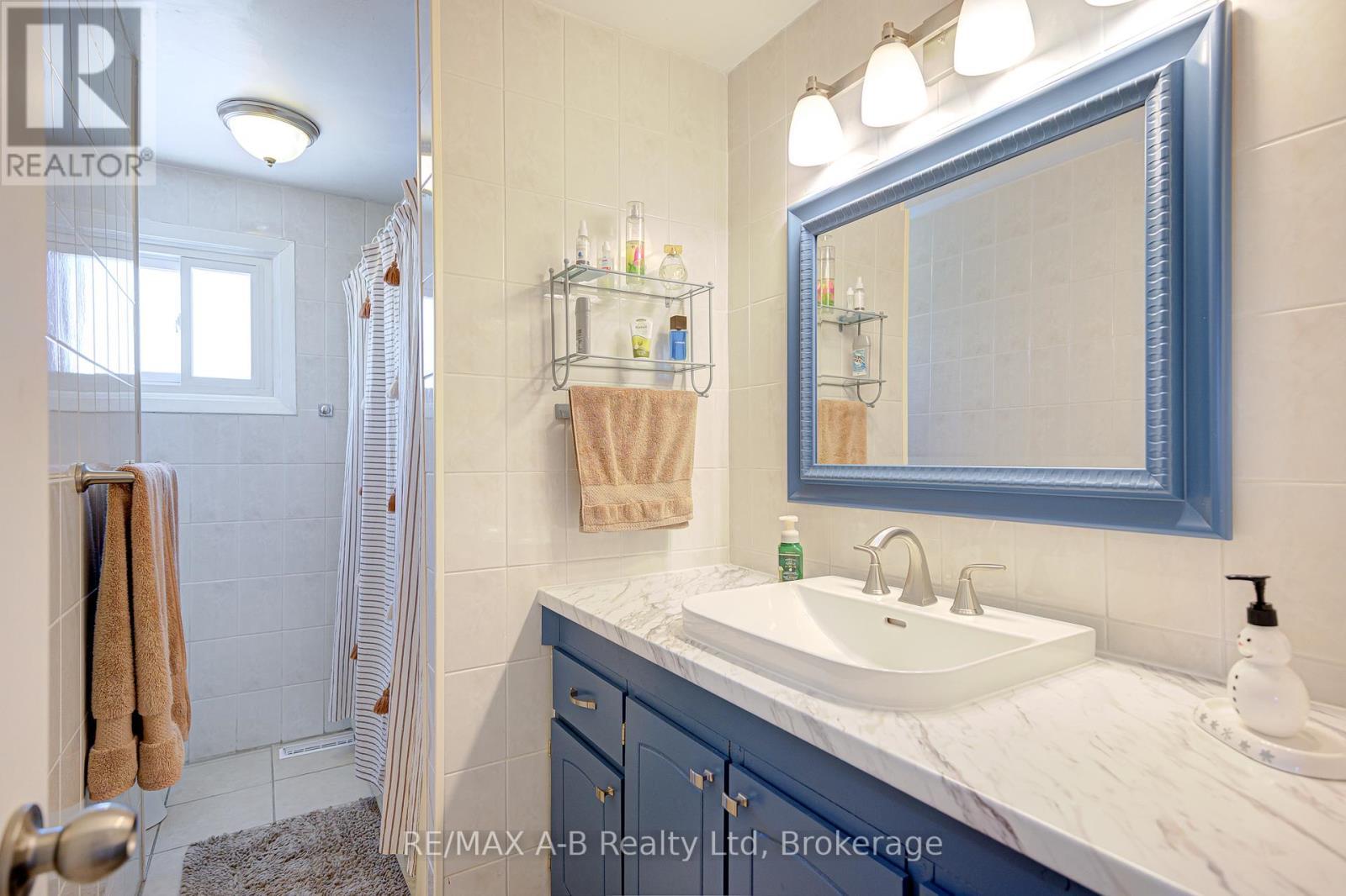 231 Whitelock Street, Stratford, ON - Indoor Photo Showing Bathroom