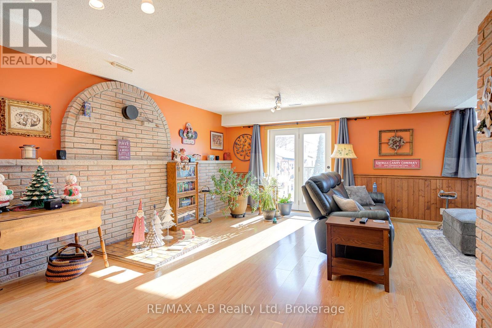 231 Whitelock Street, Stratford, ON - Indoor Photo Showing Living Room