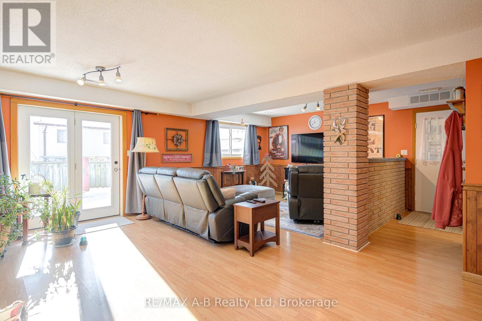 231 Whitelock Street, Stratford, ON - Indoor Photo Showing Living Room