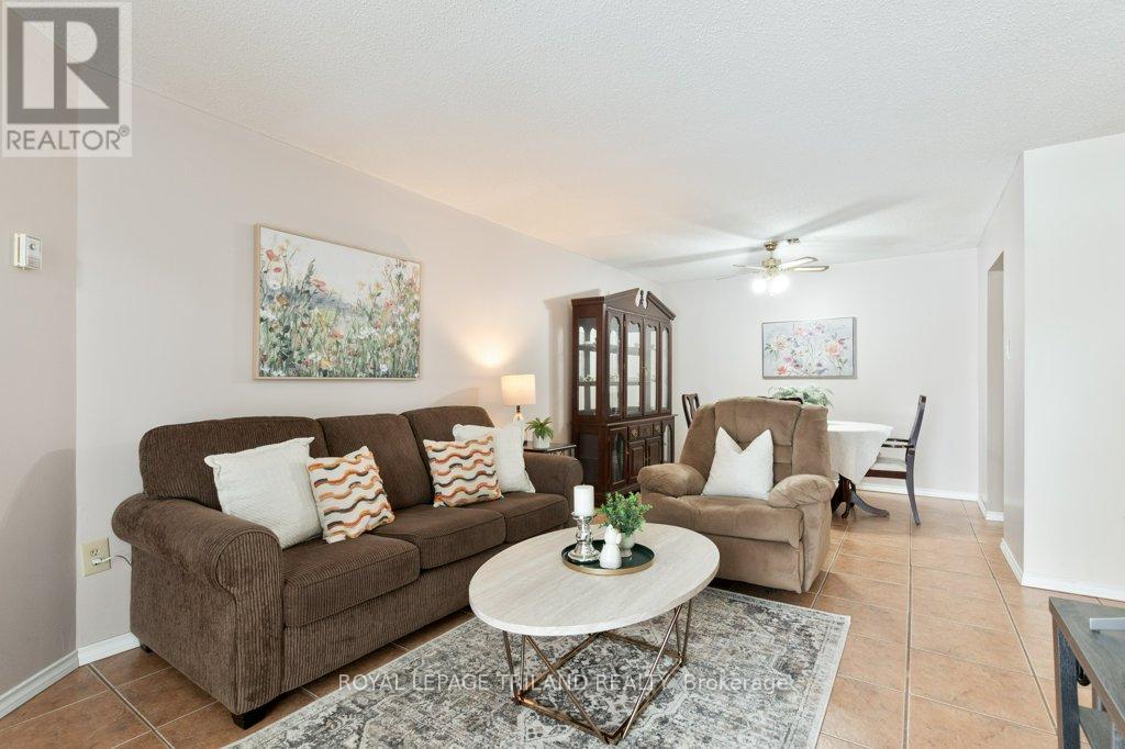 104 - 729 Deveron Crescent, London South (South T), ON - Indoor Photo Showing Living Room