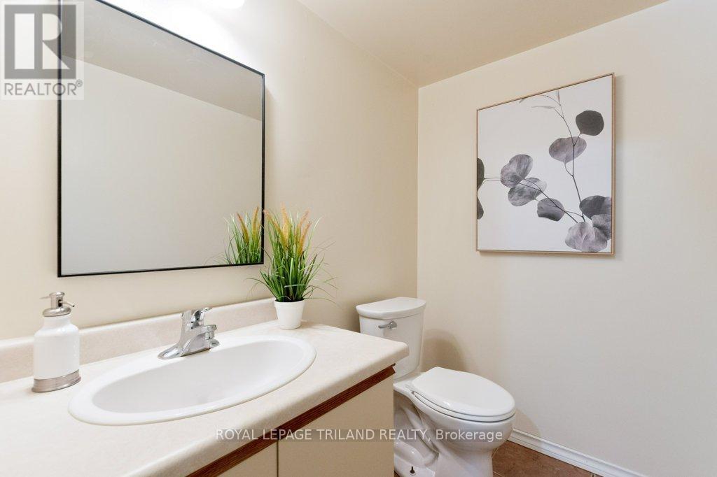 104 - 729 Deveron Crescent, London South (South T), ON - Indoor Photo Showing Bathroom