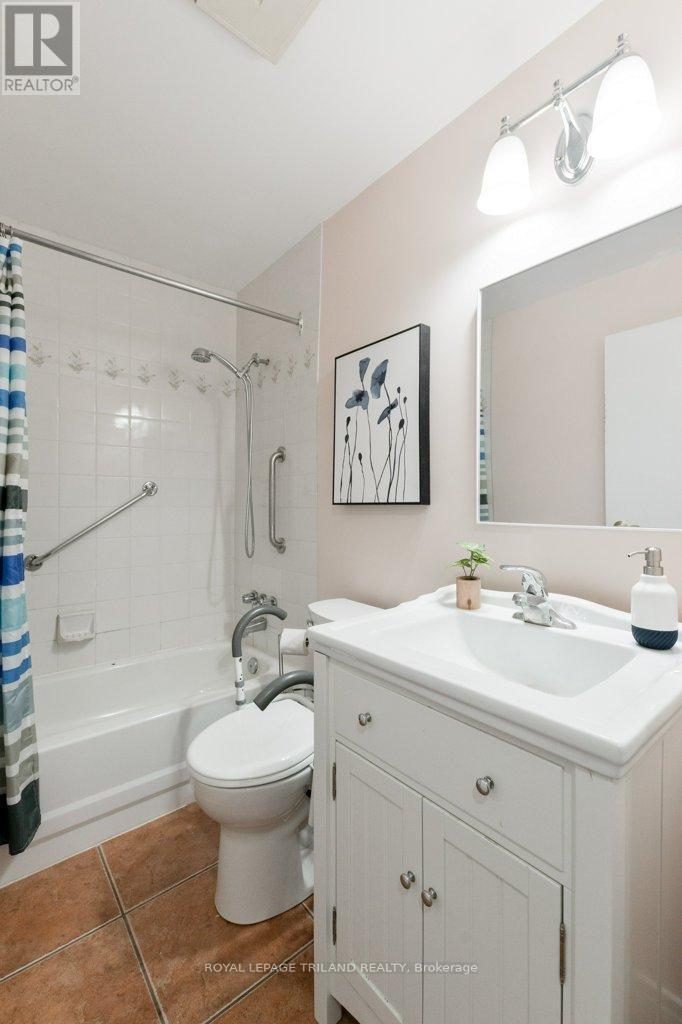 104 - 729 Deveron Crescent, London South (South T), ON - Indoor Photo Showing Bathroom