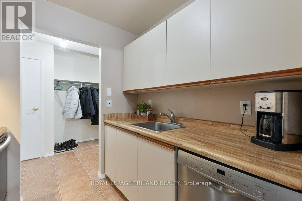 104 - 729 Deveron Crescent, London South (South T), ON - Indoor Photo Showing Kitchen