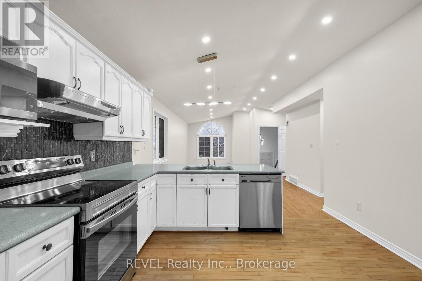 8172 Harvest Crescent, Niagara Falls (Ascot), ON - Indoor Photo Showing Kitchen With Stainless Steel Kitchen With Double Sink