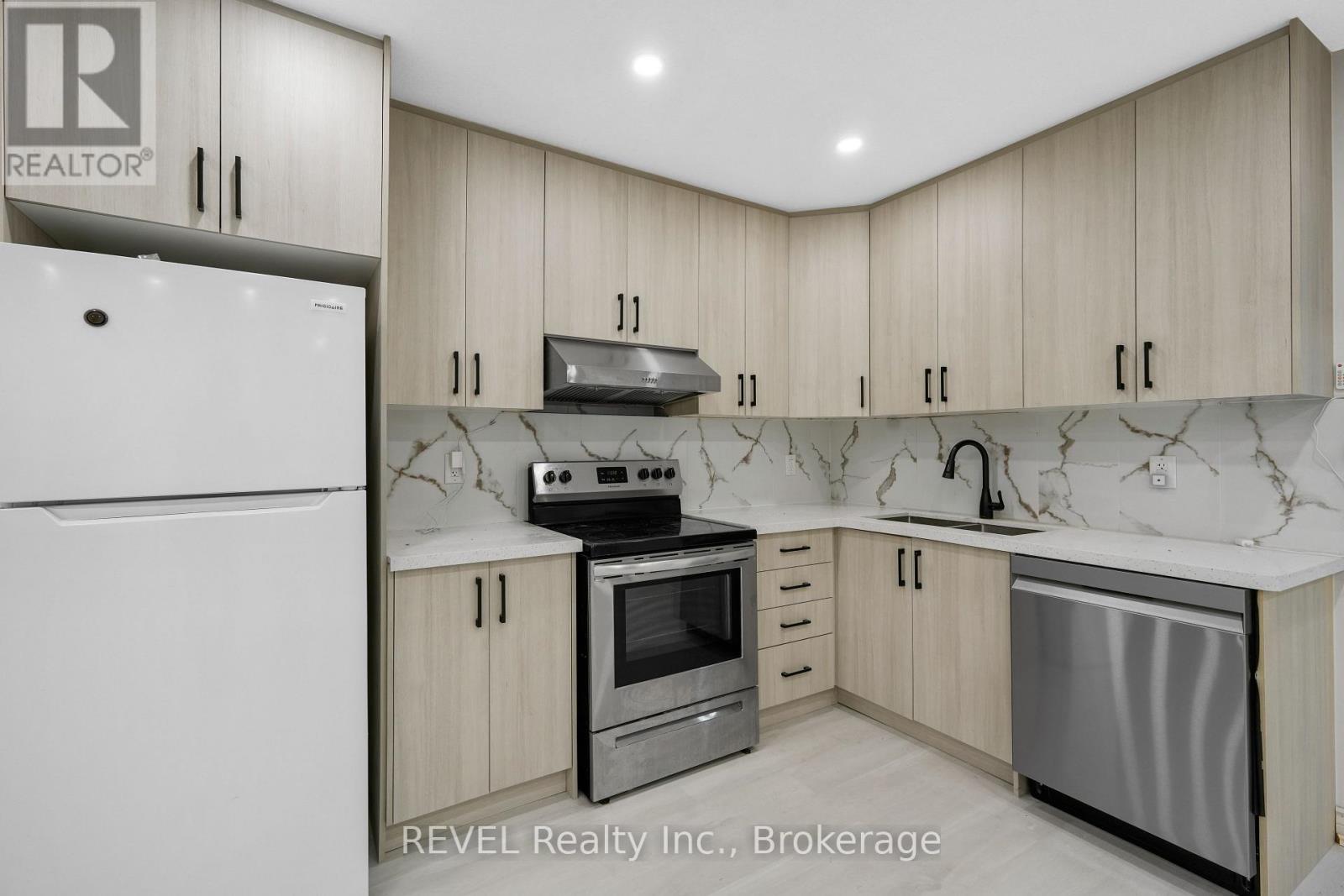 8172 Harvest Crescent, Niagara Falls (Ascot), ON - Indoor Photo Showing Kitchen With Stainless Steel Kitchen