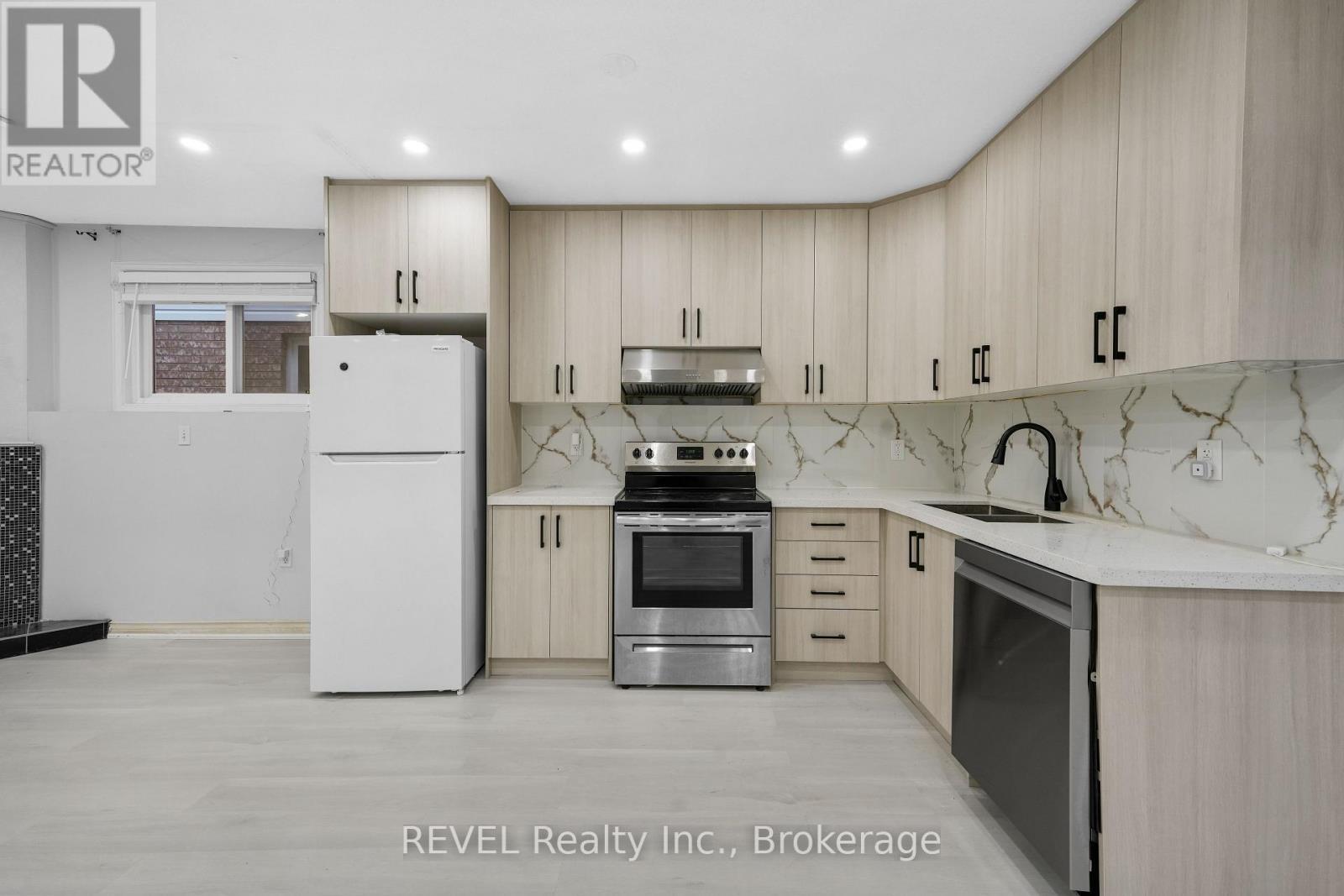 8172 Harvest Crescent, Niagara Falls (Ascot), ON - Indoor Photo Showing Kitchen