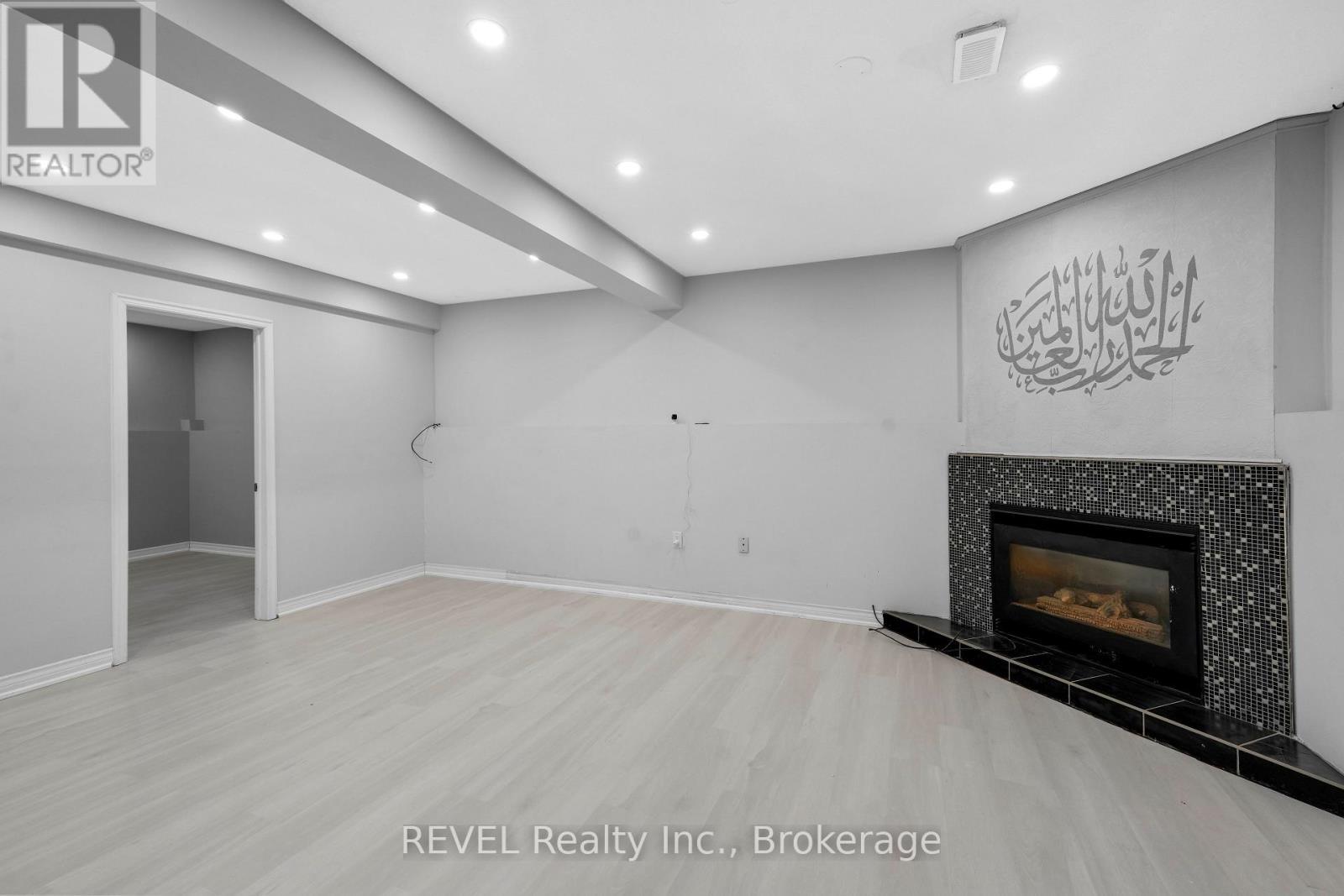 8172 Harvest Crescent, Niagara Falls (Ascot), ON - Indoor With Fireplace