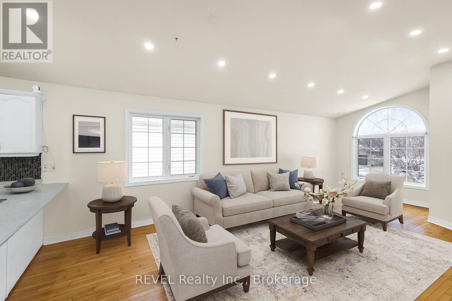 8172 Harvest Crescent, Niagara Falls (Ascot), ON - Indoor Photo Showing Living Room
