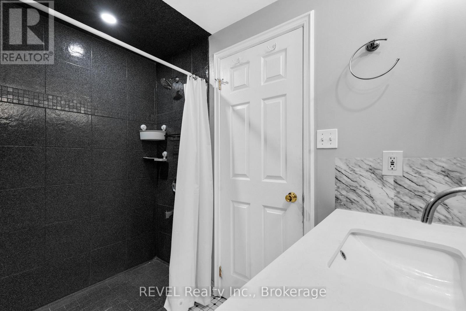 8172 Harvest Crescent, Niagara Falls (Ascot), ON - Indoor Photo Showing Bathroom