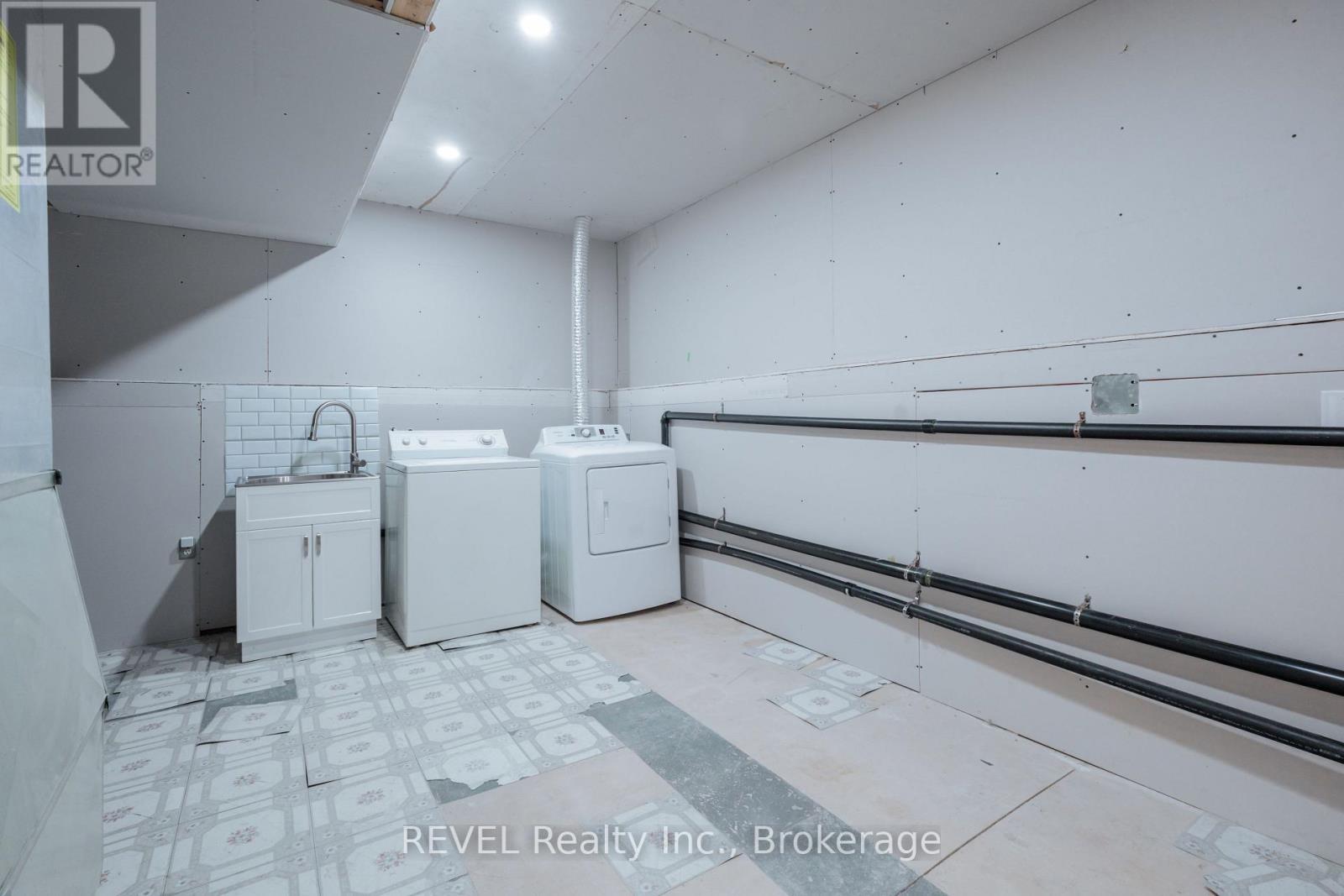 8172 Harvest Crescent, Niagara Falls (Ascot), ON - Indoor Photo Showing Laundry Room