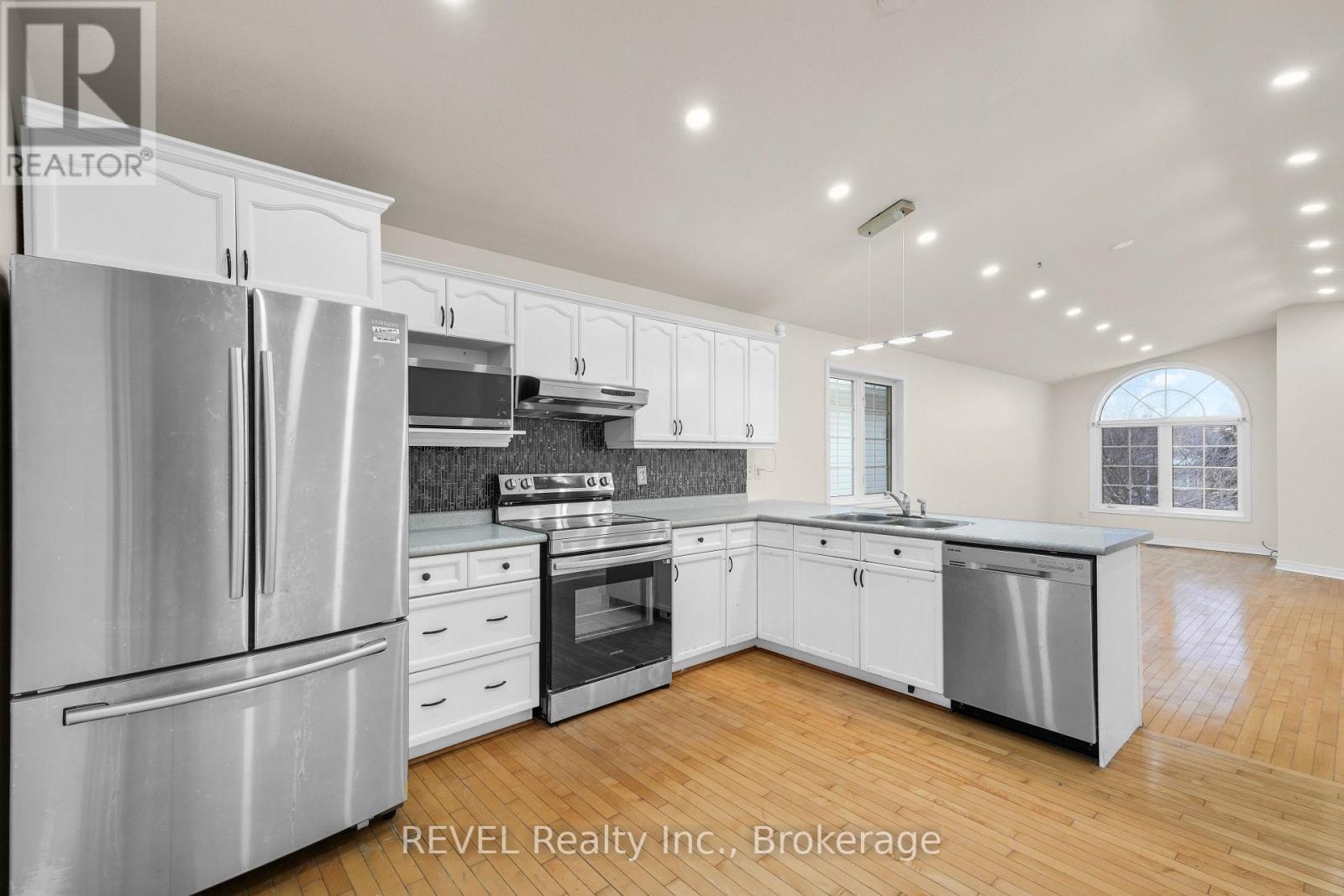8172 Harvest Crescent, Niagara Falls (Ascot), ON - Indoor Photo Showing Kitchen With Stainless Steel Kitchen With Upgraded Kitchen
