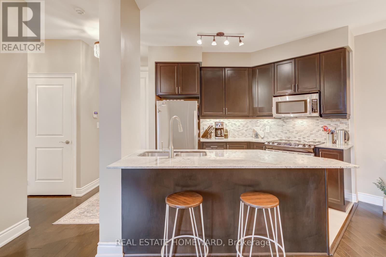 Family size kitchen - 206 - 10 Bloorview Place, Toronto, ON - Indoor Photo Showing Kitchen With Upgraded Kitchen