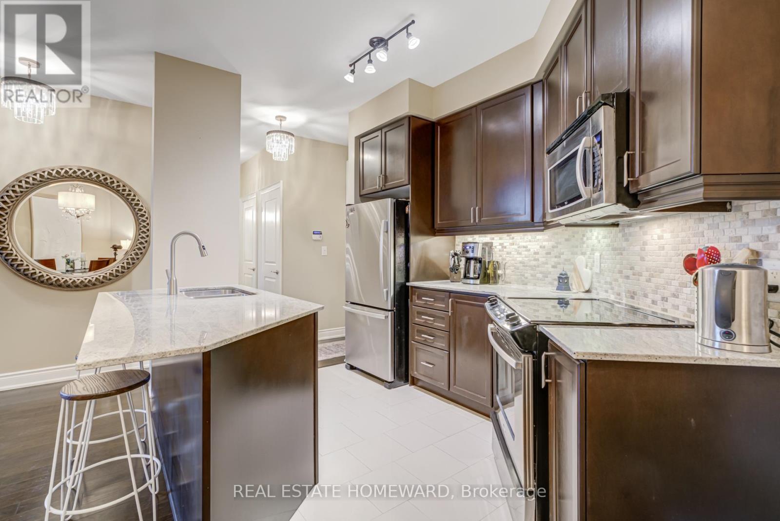 Lots of storage and cabinets - 206 - 10 Bloorview Place, Toronto, ON - Indoor Photo Showing Kitchen With Upgraded Kitchen