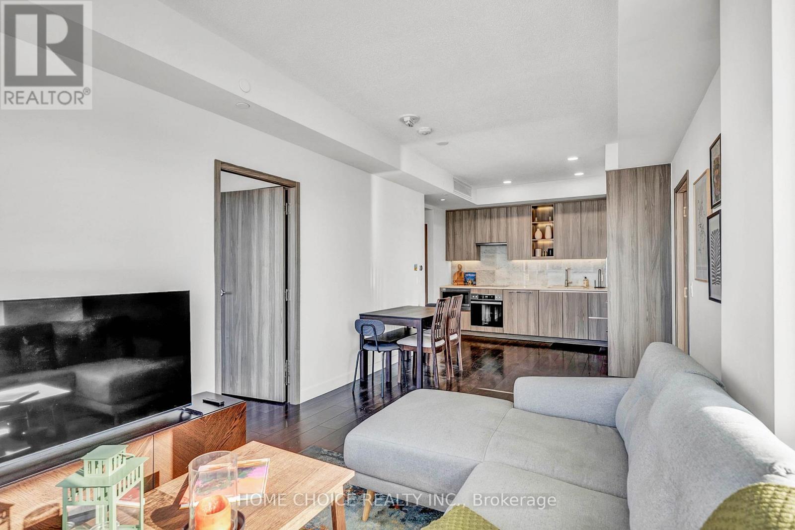 606 - 95 Mcmahon Drive, Toronto, ON - Indoor Photo Showing Living Room