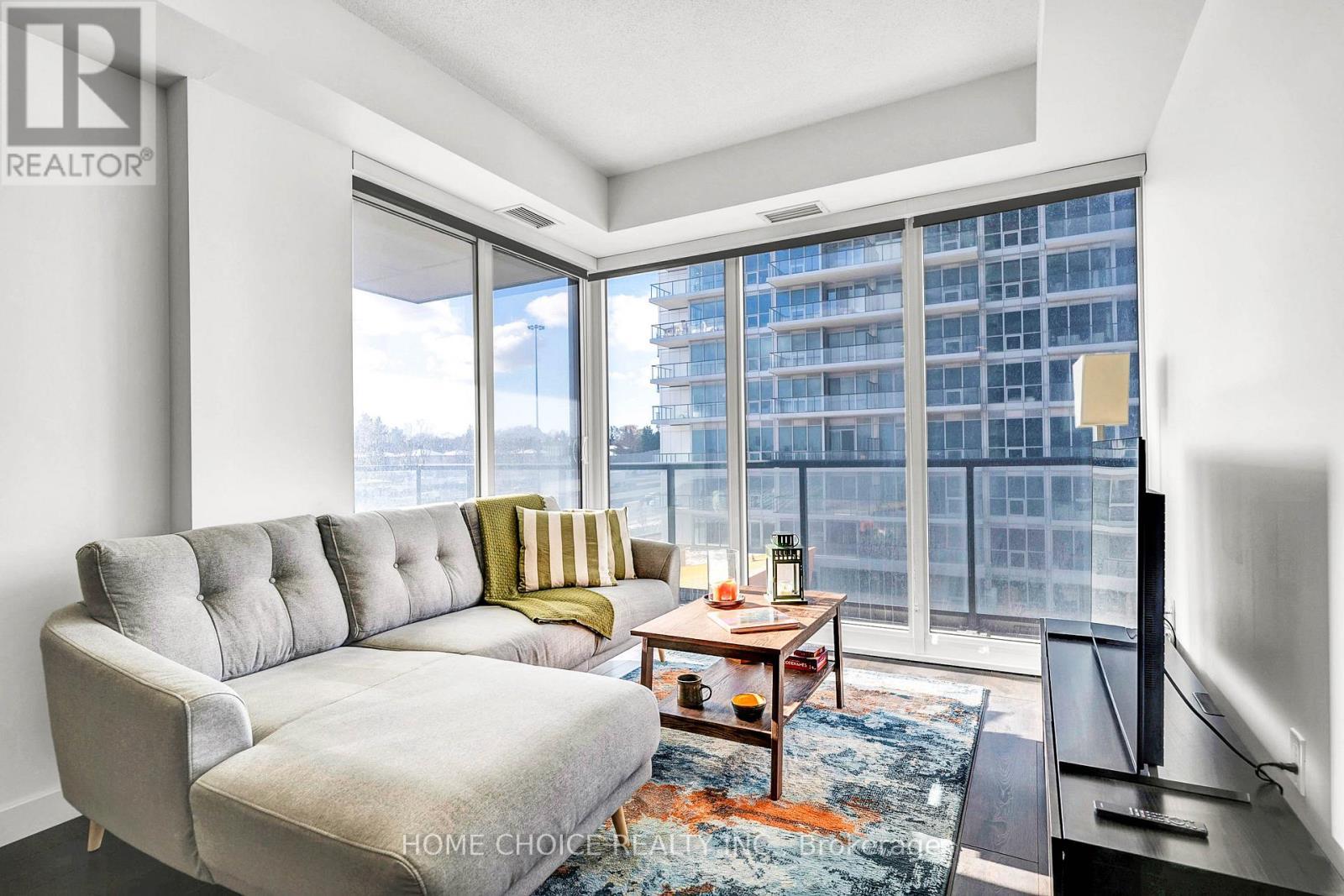 606 - 95 Mcmahon Drive, Toronto, ON - Indoor Photo Showing Living Room