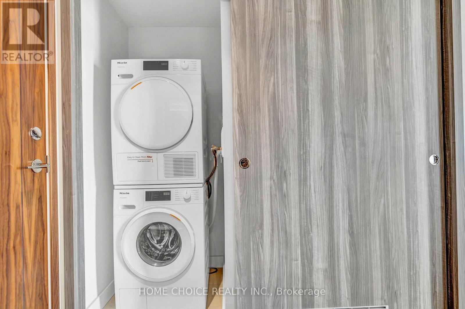 606 - 95 Mcmahon Drive, Toronto, ON - Indoor Photo Showing Laundry Room