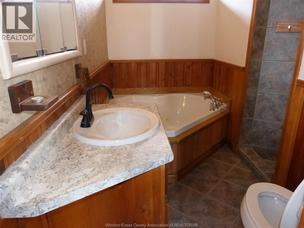 2410 Fox Run, Leamington, ON - Indoor Photo Showing Bathroom