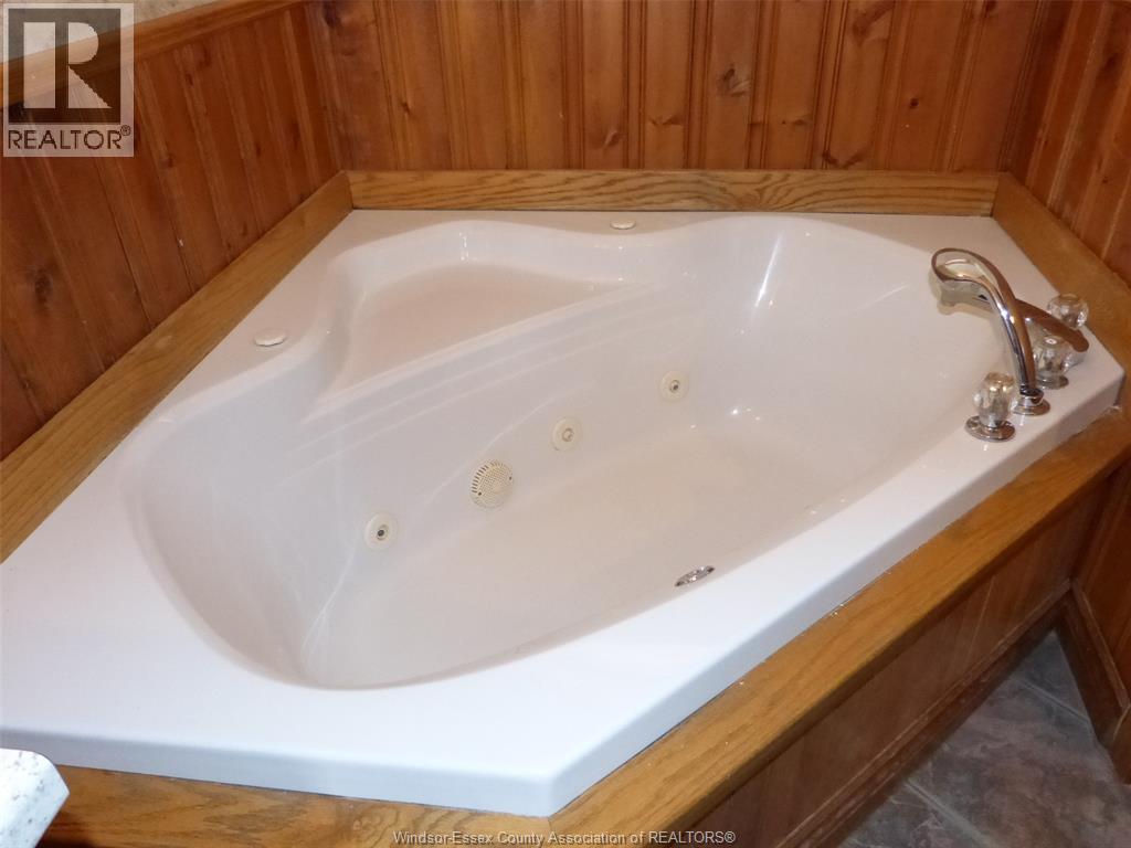 2410 Fox Run, Leamington, ON - Indoor Photo Showing Bathroom