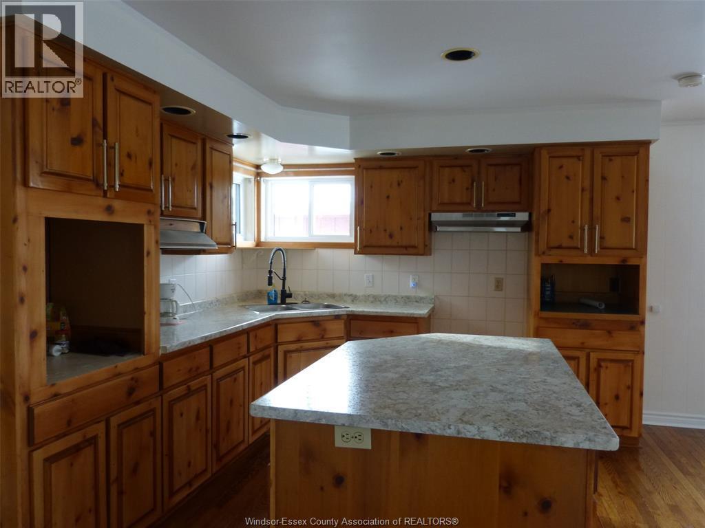 2410 Fox Run, Leamington, ON - Indoor Photo Showing Kitchen