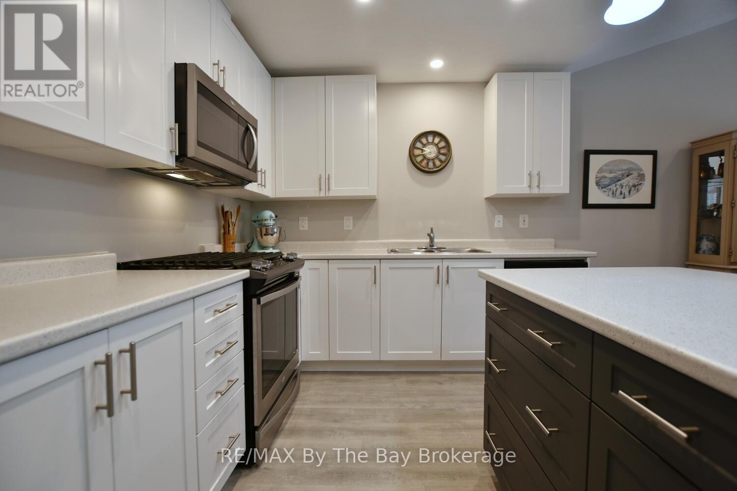 Lots of Counter Space - 30 Ivy Crescent, Wasaga Beach, ON - Indoor Photo Showing Kitchen With Double Sink With Upgraded Kitchen