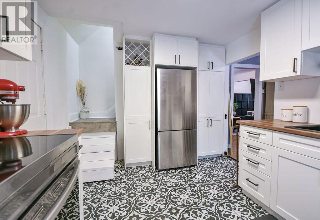 9920 County 10 Road, Clearview, ON - Indoor Photo Showing Kitchen