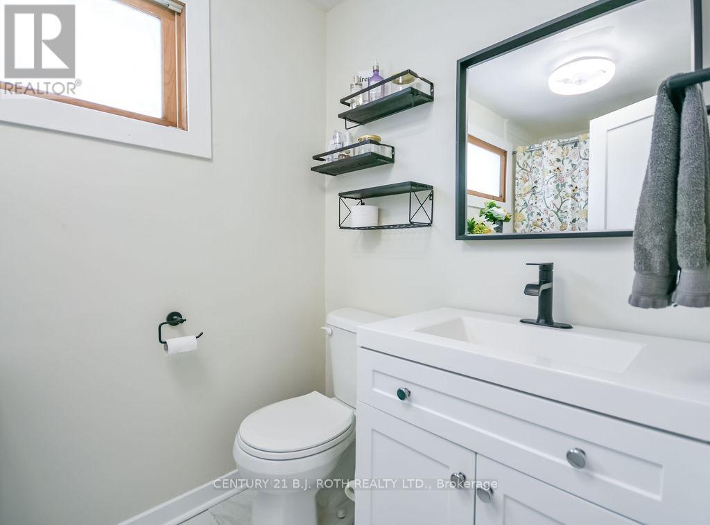 9920 County 10 Road, Clearview, ON - Indoor Photo Showing Bathroom