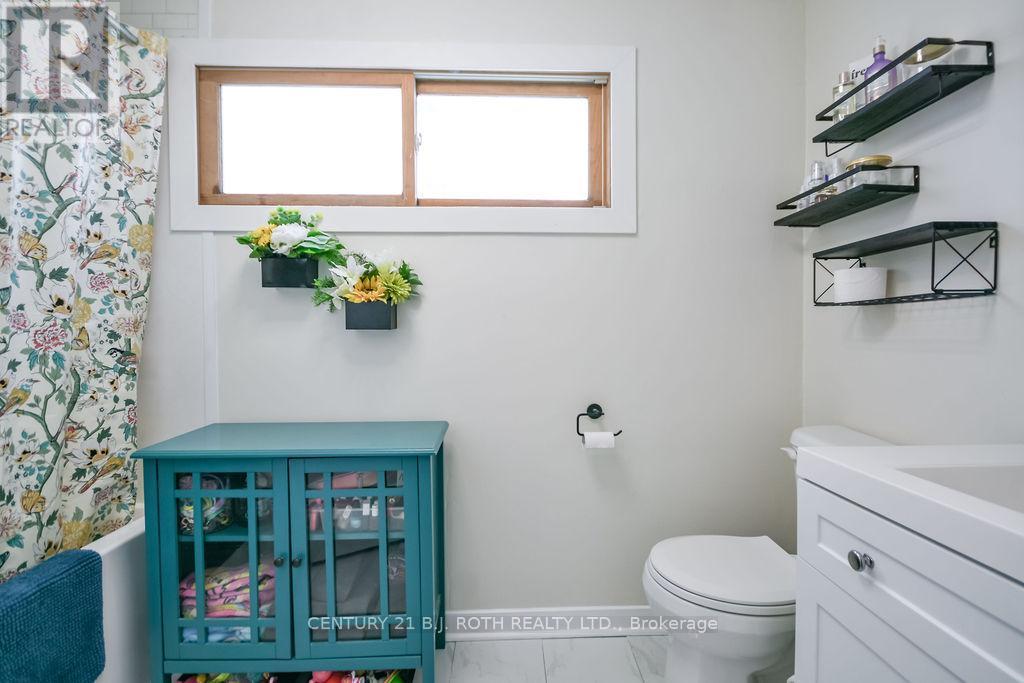 9920 County 10 Road, Clearview, ON - Indoor Photo Showing Bathroom