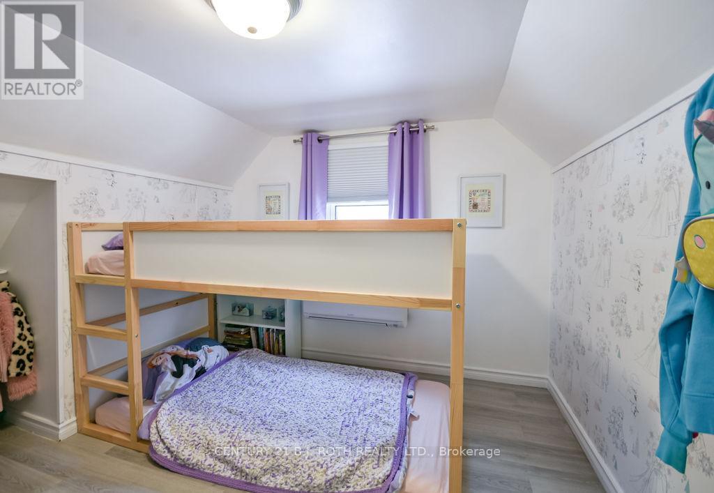 9920 County 10 Road, Clearview, ON - Indoor Photo Showing Bedroom
