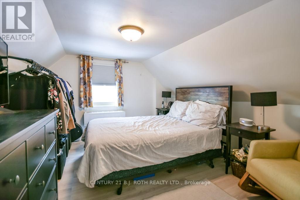 9920 County 10 Road, Clearview, ON - Indoor Photo Showing Bedroom